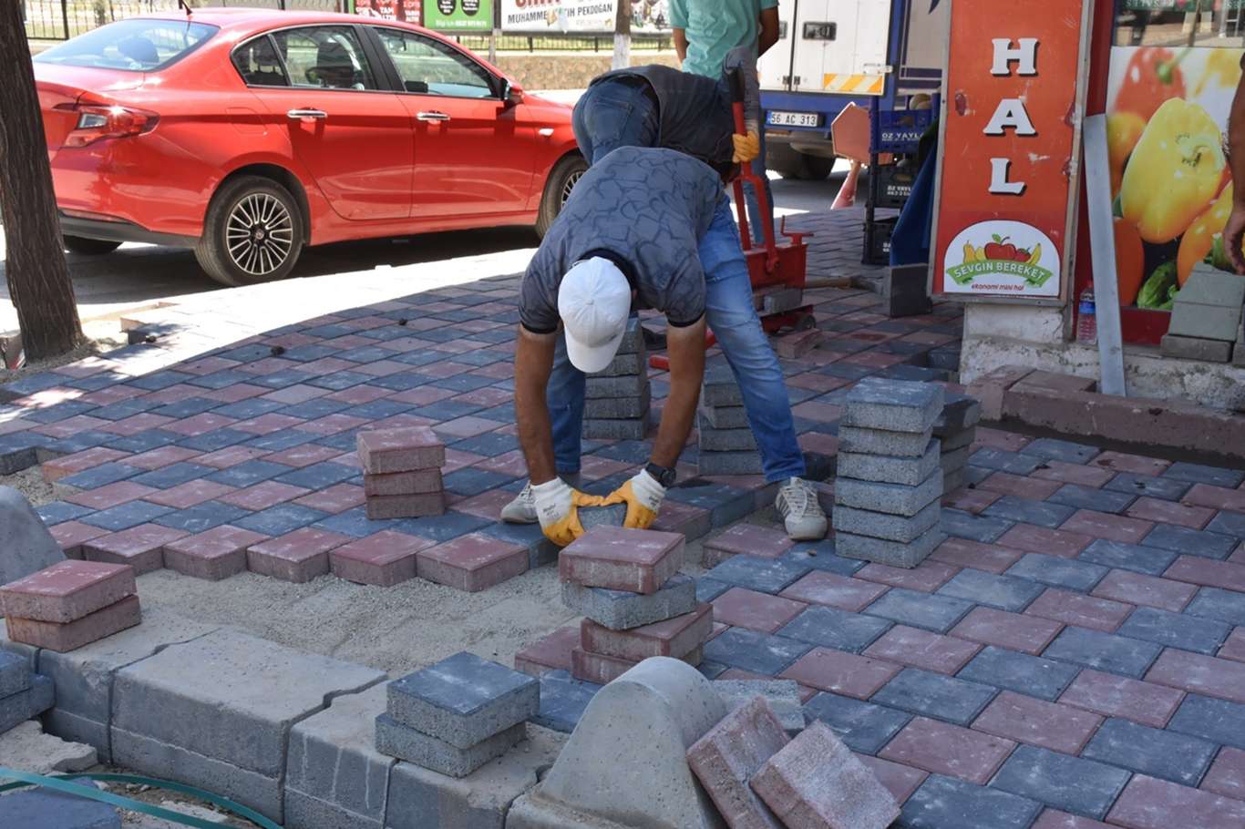 Siirt'te kilitli parke taşı döşeme ve kaldırım yenileme çalışmaları başladı Siirt'te kilitli parke taşı döşeme ve kaldırım yenileme çalışmaları başladı